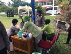 Personel Polresta Pekanbaru hadiri kegiatan donor darah dan pengobatan gratis