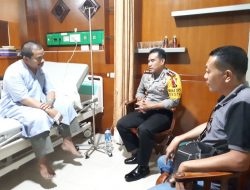 Wakapolresta Pekanbaru Mengunjungi Ustadz Dasman Yahya di Rumah Sakit 