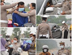 Polres Siak Bagikan Masker Gratis Ke Pengguna Jalan