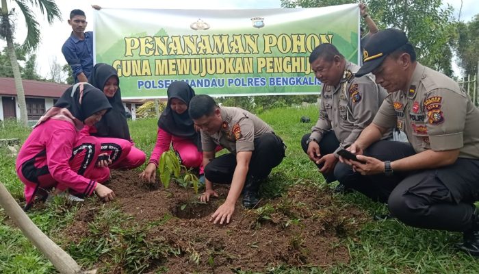 Pemanfaatan Perkarangan Lingkungan Polsek Mandau *Kita Harus Mulai Dari Sekarang, Agar Nanti Bermafaat Bagi Regenerasi