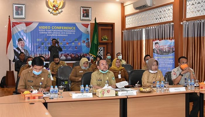 Plh Bupati Bengkalis Dengarkan Vidcon Mendagri Bahas Kekuatan Perindustrian dan Perdanganan