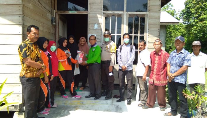 Peduli Keselamatan Warga , Kades Buruk Bakul Bagikan Alat Semprot, Cairan Disinfectan & Infrared Thermometer