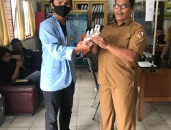 Tim Kukerta Balek Kampung Universitas Riau 2020 Bagikan Hand Sanitizer kepada Masyarakat