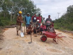 Warga RT 01 RW 01 Dusun Dharma Sakti Sungai Penguang  Buatan II Goro Bersama Parbaikan Jalan Rusak