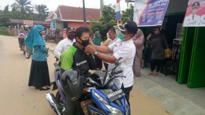 Cegah Penyebaran Covid -19, Camat dan Ketua TP PKK Kembali Bagikan Masker