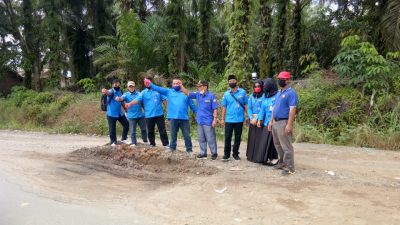 Sebagai Bentuk Protes, Pemuda KT Basira Tabur Bunga Di Jalan Lintas Basira