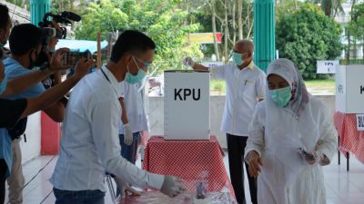 Sukseskan Pilkada di Kabupaten Asahan, Bupati Asahan Gunakan Hak Pilihnya