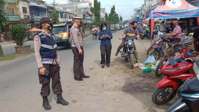 Hindari terjadinya Kemacetan dan Laka, Satlantas Polsek Bagan Sinembah, tertibkan Parkir di Pajak Lama