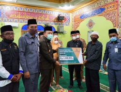 Serahkan zakat secara langsung, Wabup Husni sampaikan 2 pesan kepada Mustahik.