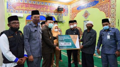 Serahkan zakat secara langsung, Wabup Husni sampaikan 2 pesan kepada Mustahik.