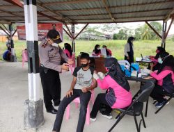 Luar Biasa Gerakan,Bhayangkari Polsek Bungaraya Bantu Mensukseskan Vaksinasi Massal 