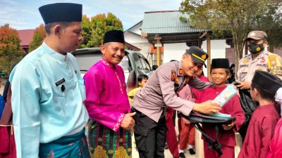 Kapolsek Koto Gasib dan Penghulu Kampung Pangkalan Pisang Menyerahkan Bantuan Sosial SDN 05 Koto Gasib