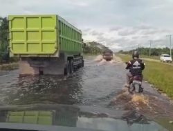 Masyarakat Keluhkan Jalan Jalur Dua Tambak Rejo Arah Dayun Tenggelam Banjir, Pemkab Siak dan PT.DSI Harus  Bertanggung Jawab.
