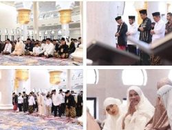 Presiden Jokowi dan Ibu Iriana Salat Idulfitri di Masjid Sheikh Zayed Surakarta.