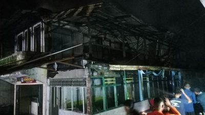 Diduga Akibat Arus Pendek, Sebuah Kafe di Sungai Apit Terbakar