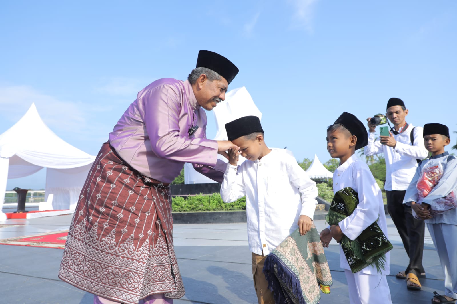 Bupati Siak Alfedri Bersama Istri Rasidah, Melaksanakan Salat Idul Adha 1444 H /2023 M