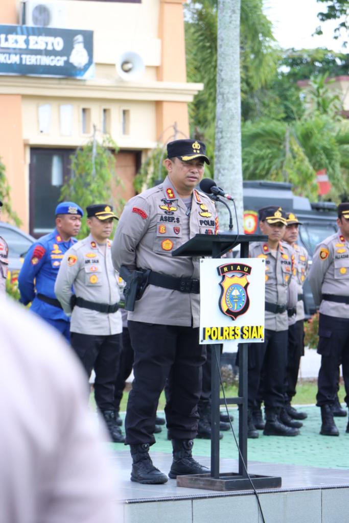 AKBP Asep Sujarwadi Pimpin Apel Pergeseran Pasukan Pengamanan Pilkampung di Wilayah Kabupaten Siak