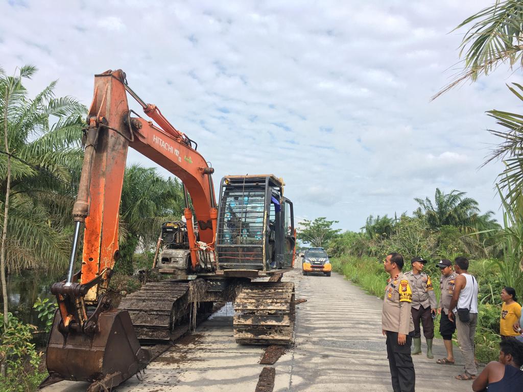 Gotong Royong  Menjadi Solusi penanganan Banjir, Polsek siak kecil dan warga bersih kanal wujudkan pemilu damai