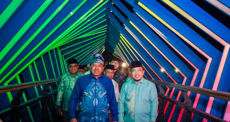 Indahnya Malam di Jembatan Kaca Skywalk Mempura Siak